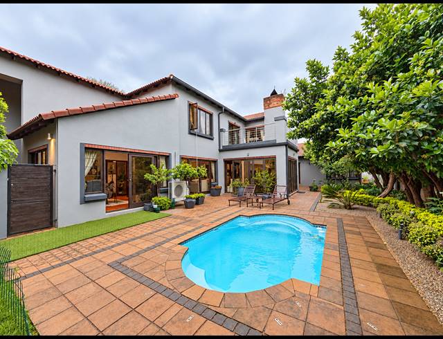 5 BEDROOM FREEHOLD FOR SALE IN MIDSTREAM ESTATE